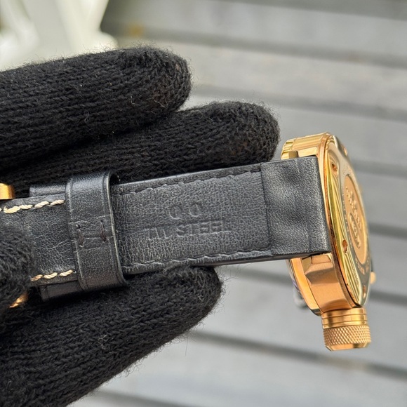 TW Steel Men's Watch with Black Dial and  Gold Case Ceo Canteen Watch - Picture 3 of 9